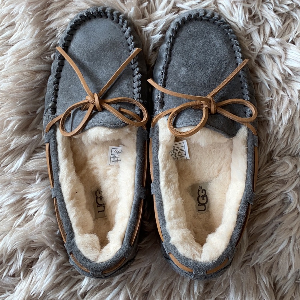 NWOT Size 6 Gray Ugg Dakota Moccasins